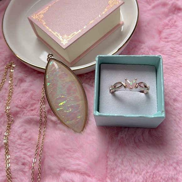 ✨ Iridescent Pendant Necklace with matching ring set💍 - Picture 3 of 8